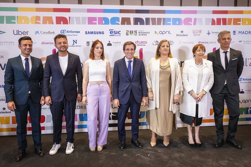 En un esfuerzo continuo por fomentar la inclusión y el respeto por la diversidad, el Ayuntamiento de Madrid ha intensificado su apoyo a la comunidad LGTBI, una iniciativa que se ha materializado con su participación activa en la ceremonia de los Premios Diversa. Estos premios, organizados anualmente por la asociación Diversa Global, reconocen la labor de instituciones y empresas que contribuyen significativamente a la sensibilización y defensa de los derechos LGTBI.Un reconocimiento a la diversidad En su octava edición, los Premios Diversa han servido como plataforma para destacar el compromiso de diversas entidades con la promoción de un entorno más inclusivo. Por primera vez, el Ayuntamiento de Madrid no solo apoyó el evento, sino que también patrocinó el ‘Premio Diversa Ayuntamiento de Madrid 2024’, una distinción otorgada al Ilustre Colegio de la Abogacía de Madrid. Esta entidad fue reconocida por su esfuerzo en fomentar la diversidad y la inclusión dentro del ámbito legal, implementando programas de formación especializados y promoviendo políticas de igualdad efectivas. Compromiso municipal con la inclusión El apoyo del Ayuntamiento a esta causa es un reflejo de su compromiso con la defensa de los derechos LGTBI y la creación de políticas que aseguren una convivencia armónica y respetuosa en la capital. En este contexto, el Área de Políticas Sociales, Familia e Igualdad ha puesto un especial énfasis en la formación del personal municipal, buscando garantizar que la atención al público sea inclusiva y consciente de las necesidades específicas de la comunidad LGTBI. Además de la formación, el Ayuntamiento ha lanzado varias iniciativas para combatir la discriminación y promover la igualdad de trato y oportunidades. Entre estas, destaca una campaña de sensibilización dirigida a visibilizar la situación de las personas mayores LGTBI, quienes a menudo enfrentan desafíos únicos debido a la intersección de la edad y la identidad de género o la orientación sexual. Educación y sensibilización como herramientas de cambio La educación y la sensibilización son pilares fundamentales en la estrategia del Ayuntamiento para abordar y prevenir la LGTBIfobia. A través de la implementación de programas educativos y campañas de concienciación, se busca no solo informar a la población, sino también generar un cambio en la percepción cultural sobre la diversidad sexual y de género. Estas acciones se diseñan con el objetivo de crear un ambiente de respeto y aceptación, donde todas las personas puedan sentirse seguras y valoradas. Un futuro más inclusivo La participación activa del Ayuntamiento en los Premios Diversa subraya la importancia de las alianzas entre el sector público y las organizaciones civiles para avanzar en la agenda de derechos humanos y diversidad. Este tipo de colaboraciones fortalece las políticas inclusivas y asegura que Madrid continúe siendo un referente de tolerancia y respeto en el escenario internacional. A medida que la ciudad avanza, la integración de estrategias que abarquen todos los aspectos de la inclusión se hace más crucial. Madrid se presenta como un modelo a seguir, demostrando que es posible trabajar conjuntamente en la construcción de una sociedad que celebra la diversidad y fomenta la igualdad para todos sus ciudadanos. Con eventos como los Premios Diversa, el Ayuntamiento reafirma su compromiso no solo con la comunidad LGTBI, sino con el principio de que la diversidad es una riqueza que debe ser protegida y promovida activamente.