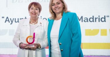 En un esfuerzo continuo por fomentar la inclusión y el respeto por la diversidad, el Ayuntamiento de Madrid ha intensificado su apoyo a la comunidad LGTBI, una iniciativa que se ha materializado con su participación activa en la ceremonia de los Premios Diversa. Estos premios, organizados anualmente por la asociación Diversa Global, reconocen la labor de instituciones y empresas que contribuyen significativamente a la sensibilización y defensa de los derechos LGTBI. Un reconocimiento a la diversidad En su octava edición, los Premios Diversa han servido como plataforma para destacar el compromiso de diversas entidades con la promoción de un entorno más inclusivo. Por primera vez, el Ayuntamiento de Madrid no solo apoyó el evento, sino que también patrocinó el ‘Premio Diversa Ayuntamiento de Madrid 2024’, una distinción otorgada al Ilustre Colegio de la Abogacía de Madrid. Esta entidad fue reconocida por su esfuerzo en fomentar la diversidad y la inclusión dentro del ámbito legal, implementando programas de formación especializados y promoviendo políticas de igualdad efectivas. Compromiso municipal con la inclusión El apoyo del Ayuntamiento a esta causa es un reflejo de su compromiso con la defensa de los derechos LGTBI y la creación de políticas que aseguren una convivencia armónica y respetuosa en la capital. En este contexto, el Área de Políticas Sociales, Familia e Igualdad ha puesto un especial énfasis en la formación del personal municipal, buscando garantizar que la atención al público sea inclusiva y consciente de las necesidades específicas de la comunidad LGTBI. Además de la formación, el Ayuntamiento ha lanzado varias iniciativas para combatir la discriminación y promover la igualdad de trato y oportunidades. Entre estas, destaca una campaña de sensibilización dirigida a visibilizar la situación de las personas mayores LGTBI, quienes a menudo enfrentan desafíos únicos debido a la intersección de la edad y la identidad de género o la orientación sexual. Educación y sensibilización como herramientas de cambio La educación y la sensibilización son pilares fundamentales en la estrategia del Ayuntamiento para abordar y prevenir la LGTBIfobia. A través de la implementación de programas educativos y campañas de concienciación, se busca no solo informar a la población, sino también generar un cambio en la percepción cultural sobre la diversidad sexual y de género. Estas acciones se diseñan con el objetivo de crear un ambiente de respeto y aceptación, donde todas las personas puedan sentirse seguras y valoradas. Un futuro más inclusivo La participación activa del Ayuntamiento en los Premios Diversa subraya la importancia de las alianzas entre el sector público y las organizaciones civiles para avanzar en la agenda de derechos humanos y diversidad. Este tipo de colaboraciones fortalece las políticas inclusivas y asegura que Madrid continúe siendo un referente de tolerancia y respeto en el escenario internacional. A medida que la ciudad avanza, la integración de estrategias que abarquen todos los aspectos de la inclusión se hace más crucial. Madrid se presenta como un modelo a seguir, demostrando que es posible trabajar conjuntamente en la construcción de una sociedad que celebra la diversidad y fomenta la igualdad para todos sus ciudadanos. Con eventos como los Premios Diversa, el Ayuntamiento reafirma su compromiso no solo con la comunidad LGTBI, sino con el principio de que la diversidad es una riqueza que debe ser protegida y promovida activamente.