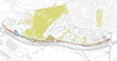 La Junta de Gobierno ha aprobado un ambicioso proyecto para reurbanizar el parque lineal Manolito Gafotas, ubicado en Carabanchel. Este espacio verde, que se extiende entre la avenida de Carabanchel Alto y la carretera del Barrio de la Fortuna, será intervenido por el Área de Obras y Equipamientos del Ayuntamiento de Madrid. El proyecto cuenta con un presupuesto de 3,8 millones de euros y se espera que las obras comiencen a principios del próximo verano, extendiéndose hasta principios de 2026. ampliación y mejoras integrales La reurbanización abarcará una superficie impresionante de más de 116.000 m2 y una longitud de 2,7 km. Este proyecto no solo mejorará la infraestructura del parque, sino que también revitalizará sus instalaciones para el disfrute de los residentes locales. Se prevé la creación de nuevas zonas de juegos infantiles, espacios para ejercicios de mayores, áreas de petanca y calistenia, merenderos sombreados, una pista de baile, un mirador con zonas de descanso y una pista de patinaje, entre otros elementos. accesibilidad y sostenibilidad ambiental Uno de los puntos destacados del proyecto es la implementación de sendas peatonales y ciclistas. Se establecerá una senda urbana peatonal y una senda forestal ciclista bidireccional y peatonal, separadas por parterres verdes. Estos recorridos no solo conectarán diferentes áreas del parque, sino que también fomentarán el uso sostenible del espacio. infraestructura y equipamiento Además, se instalará alumbrado público con tecnología LED de alta eficiencia energética, garantizando una iluminación adecuada y reduciendo el consumo energético. Habrá cerca de cien bancos distribuidos estratégicamente para comodidad de los visitantes. Asimismo, se plantarán 587 nuevos árboles y más de 27.000 arbustos, contribuyendo así a mejorar el paisaje urbano y la calidad del aire en la zona. beneficios para la comunidad La iniciativa responde a una larga demanda de los vecinos de Carabanchel, quienes verán mejoradas significativamente las condiciones de un espacio clave para el ocio y la convivencia. Este proyecto no solo busca embellecer el entorno, sino también promover un estilo de vida activo y saludable entre los residentes, asegurando que el parque sea accesible para todos, independientemente de sus capacidades físicas. compromiso municipal y futuro Con la aprobación de este proyecto, el Ayuntamiento de Madrid demuestra su compromiso continuo con la mejora de las infraestructuras urbanas y el bienestar de sus ciudadanos. La reurbanización del parque lineal Manolito Gafotas promete ser un ejemplo de cómo la planificación cuidadosa y la inversión en espacios verdes pueden transformar positivamente las comunidades locales, haciendo de Madrid una ciudad más habitable y vibrante para todos.