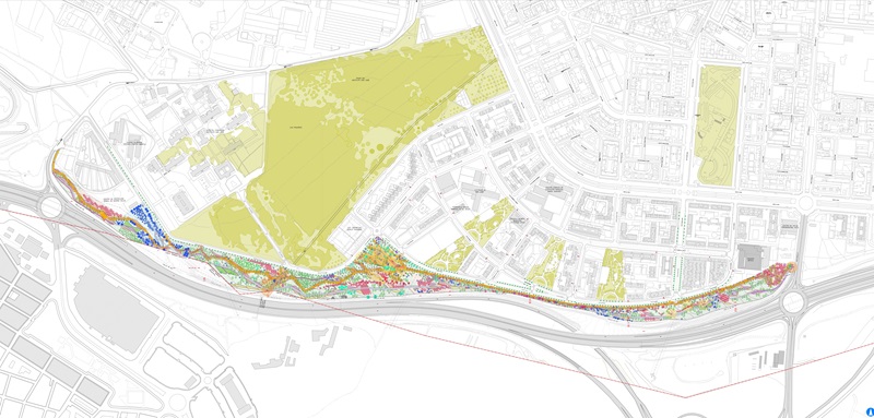 La Junta de Gobierno ha aprobado un ambicioso proyecto para reurbanizar el parque lineal Manolito Gafotas, ubicado en Carabanchel. Este espacio verde, que se extiende entre la avenida de Carabanchel Alto y la carretera del Barrio de la Fortuna, será intervenido por el Área de Obras y Equipamientos del Ayuntamiento de Madrid. El proyecto cuenta con un presupuesto de 3,8 millones de euros y se espera que las obras comiencen a principios del próximo verano, extendiéndose hasta principios de 2026. ampliación y mejoras integrales La reurbanización abarcará una superficie impresionante de más de 116.000 m2 y una longitud de 2,7 km. Este proyecto no solo mejorará la infraestructura del parque, sino que también revitalizará sus instalaciones para el disfrute de los residentes locales. Se prevé la creación de nuevas zonas de juegos infantiles, espacios para ejercicios de mayores, áreas de petanca y calistenia, merenderos sombreados, una pista de baile, un mirador con zonas de descanso y una pista de patinaje, entre otros elementos. accesibilidad y sostenibilidad ambiental Uno de los puntos destacados del proyecto es la implementación de sendas peatonales y ciclistas. Se establecerá una senda urbana peatonal y una senda forestal ciclista bidireccional y peatonal, separadas por parterres verdes. Estos recorridos no solo conectarán diferentes áreas del parque, sino que también fomentarán el uso sostenible del espacio. infraestructura y equipamiento Además, se instalará alumbrado público con tecnología LED de alta eficiencia energética, garantizando una iluminación adecuada y reduciendo el consumo energético. Habrá cerca de cien bancos distribuidos estratégicamente para comodidad de los visitantes. Asimismo, se plantarán 587 nuevos árboles y más de 27.000 arbustos, contribuyendo así a mejorar el paisaje urbano y la calidad del aire en la zona. beneficios para la comunidad La iniciativa responde a una larga demanda de los vecinos de Carabanchel, quienes verán mejoradas significativamente las condiciones de un espacio clave para el ocio y la convivencia. Este proyecto no solo busca embellecer el entorno, sino también promover un estilo de vida activo y saludable entre los residentes, asegurando que el parque sea accesible para todos, independientemente de sus capacidades físicas. compromiso municipal y futuro Con la aprobación de este proyecto, el Ayuntamiento de Madrid demuestra su compromiso continuo con la mejora de las infraestructuras urbanas y el bienestar de sus ciudadanos. La reurbanización del parque lineal Manolito Gafotas promete ser un ejemplo de cómo la planificación cuidadosa y la inversión en espacios verdes pueden transformar positivamente las comunidades locales, haciendo de Madrid una ciudad más habitable y vibrante para todos.