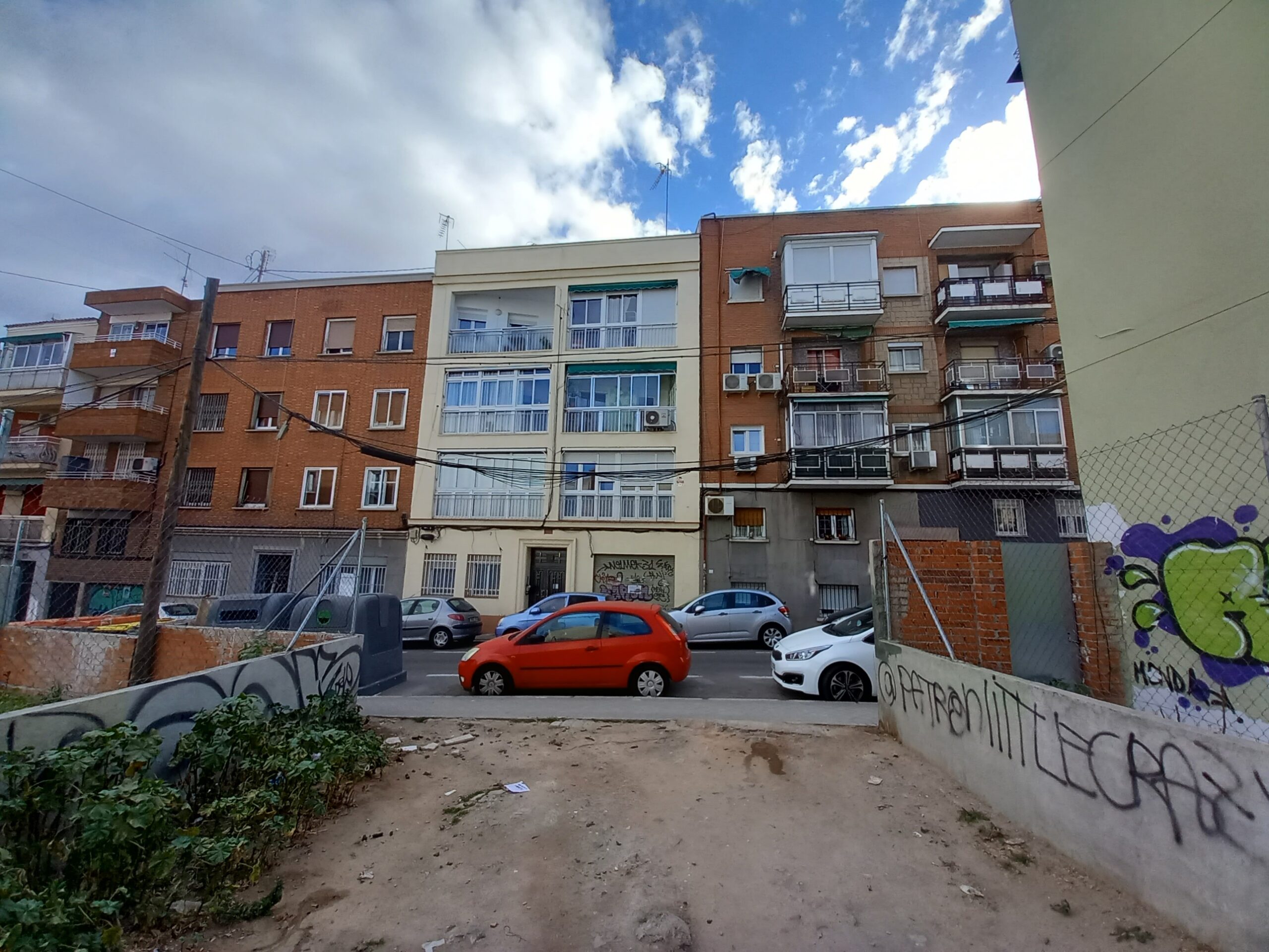 El Ayuntamiento peatonaliza la calle Dora, en Carabanchel