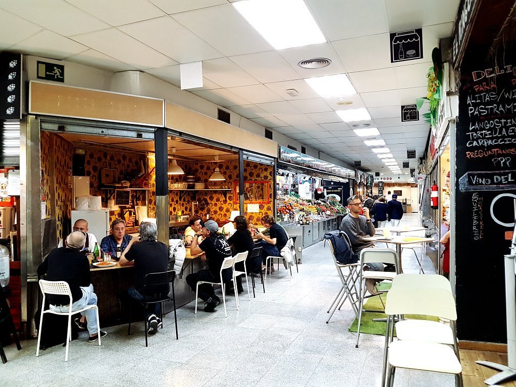 En una ciudad donde el ritmo acelerado del día a día a menudo empuja a los ciudadanos hacia grandes superficies comerciales y tiendas en línea, los mercados municipales se alzan como baluartes de tradición y comunidad. Estos espacios, que alguna vez fueron el corazón palpitante de los barrios, están experimentando una revitalización que busca adaptarse a los tiempos modernos sin perder su esencia. La apuesta por la modernización de estos mercados no solo responde a una necesidad económica, sino también a un deseo de fortalecer el tejido social de la ciudad. Modernización y digitalización: claves para el futuro En los últimos años, las autoridades locales han comprendido la importancia de invertir en la modernización de los mercados municipales. No se trata simplemente de mantener estructuras antiguas en pie, sino de dotarlas de las herramientas necesarias para competir en un mundo cada vez más digitalizado. La digitalización de los mercados, mediante la creación de plataformas en línea para la venta de productos y la interacción con los clientes, ha demostrado ser un paso crucial para su supervivencia. Estas iniciativas no solo facilitan el acceso a los productos frescos y locales, sino que también permiten a los pequeños comerciantes competir con grandes cadenas y plataformas de comercio electrónico. La implementación de sistemas de venta en línea, el uso de redes sociales para promocionar productos y ofertas, y la posibilidad de realizar pedidos a domicilio son algunos de los avances que han ayudado a modernizar estos espacios. Sin embargo, la digitalización no es el único aspecto que está transformando a los mercados municipales. Renovación de infraestructuras y sostenibilidad La renovación de las infraestructuras es otro pilar fundamental en este proceso de revitalización. Muchos mercados municipales, con décadas de historia, requieren reformas significativas para cumplir con las normativas actuales y ofrecer un espacio cómodo y seguro tanto para los comerciantes como para los clientes. Las inversiones en la mejora de los sistemas de seguridad, como la instalación de sistemas de detección de incendios y la modernización de las instalaciones eléctricas, son esenciales para garantizar la seguridad de estos espacios. Además, la sostenibilidad se ha convertido en un elemento central en las reformas. La instalación de paneles solares, la creación de puntos de recarga para vehículos eléctricos y la promoción de la movilidad sostenible son solo algunas de las medidas que se están tomando para hacer que estos mercados sean más respetuosos con el medio ambiente. La reducción de residuos y la eficiencia energética son aspectos clave en la modernización de estos espacios, alineándose con las políticas ambientales de la ciudad. El rol social de los mercados municipales Más allá de su función económica, los mercados municipales desempeñan un papel crucial en la vida social de los barrios. Estos lugares no son solo sitios de compra, sino puntos de encuentro donde se tejen relaciones, se intercambian historias y se mantiene viva la cultura local. En un mundo cada vez más globalizado, donde las interacciones personales se ven relegadas a las redes sociales, los mercados ofrecen un espacio físico donde la comunidad puede reunirse y conectarse. El impulso a actividades culturales y sociales dentro de los mercados es una de las estrategias que se están implementando para reforzar este rol social. Desde degustaciones de productos locales hasta eventos musicales y teatrales, los mercados se están convirtiendo en centros de dinamización cultural. Esta combinación de comercio y cultura no solo atrae a los residentes locales, sino que también posiciona a los mercados como atractivos turísticos, lo que genera un impacto positivo en la economía local. Apoyo a los pequeños comerciantes Los mercados municipales han sido históricamente el refugio de los pequeños comerciantes, aquellos que ofrecen productos frescos y de calidad que difícilmente se encuentran en las grandes superficies. El apoyo a estos comerciantes es esencial para mantener viva la tradición del mercado y garantizar la diversidad en la oferta de productos. En este sentido, las autoridades están implementando diversas ayudas económicas para apoyar a los comerciantes en la modernización de sus puestos, la adaptación a las nuevas normativas y la digitalización de sus negocios. Además, se están creando incentivos para atraer a nuevos emprendedores, fomentando la ocupación de locales vacíos y la apertura de nuevos negocios dentro de los mercados. Este enfoque no solo revitaliza los mercados, sino que también impulsa la creación de empleo y el desarrollo económico local. Un futuro prometedor El renacimiento de los mercados municipales es un claro ejemplo de cómo la tradición y la modernidad pueden coexistir y complementarse. La modernización de estos espacios, a través de la digitalización, la renovación de infraestructuras y la sostenibilidad, no solo garantiza su supervivencia, sino que también los convierte en motores de desarrollo económico y social. En un mundo donde la globalización parece arrasar con las pequeñas tradiciones, los mercados municipales se alzan como bastiones de la cultura local. La apuesta por su revitalización no solo beneficia a los comerciantes y a la economía local, sino que también fortalece el sentido de comunidad en los barrios, ofreciendo un espacio donde la historia, la cultura y el comercio se entrelazan. El futuro de los mercados municipales es prometedor, pero depende del compromiso continuo de las autoridades, los comerciantes y la comunidad en general. Solo a través de un esfuerzo conjunto se podrá asegurar que estos espacios sigan siendo el corazón de los barrios y un reflejo de la identidad local. La revitalización de los mercados municipales es, en última instancia, una apuesta por un futuro más sostenible, inclusivo y conectado con nuestras raíces.