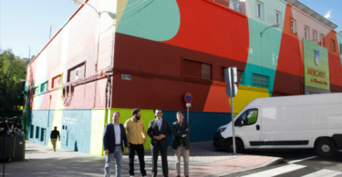 Hoy ha sido inaugurado en el Mercado Municipal de Villaverde Alto el primer mural del proyecto ‘Murales pO2r Madrid’, una iniciativa pionera que busca concienciar sobre la importancia del reciclaje, la economía circular y la mejora del entorno urbano. Este primer mural, titulado Corazón, ha sido realizado por el colectivo artístico madrileño Boa Mistura, y envuelve todo el recinto, incluida la azotea, con un total de 1.700 metros cuadrados de arte urbano. La propuesta no es solo un proyecto estético, sino que, a través de pinturas fotocatalíticas que absorben CO2 y lo transforman en oxígeno, contribuye activamente a la reducción de la contaminación en la ciudad. El mural es un símbolo de sostenibilidad que busca inspirar a los ciudadanos a adoptar prácticas más conscientes y responsables con el medio ambiente. Un mural que da vida al barrio El mural Corazón no es solo una obra visualmente imponente, sino también un reflejo del barrio en el que se encuentra. Para su creación, Boa Mistura realizó encuestas a comerciantes, vecinos y responsables del mercado, así como a los equipos de Limpieza y Residuos del Ayuntamiento de Madrid y Ecoembes. Con esta colaboración comunitaria, el equipo de artistas llegó al concepto central de la obra: el mercado como el corazón del barrio, un lugar que impulsa el ciclo de la vida local y que fortalece los lazos vecinales. El Mercado Municipal de Villaverde Alto es un punto de encuentro donde los pequeños comerciantes mantienen viva la economía local, creando un ciclo continuo que minimiza el impacto ambiental. Es el centro que impulsa la energía del barrio, y por eso, Corazón representa no solo la sostenibilidad y la economía circular, sino también la riqueza cultural y social de la comunidad. Una apuesta por la economía circular y el reciclaje Este mural forma parte de una campaña más amplia impulsada por el Ayuntamiento de Madrid y Ecoembes, que desde 1997 ha promovido el reciclaje de envases domésticos en España. ‘Murales pO2r Madrid’ es un museo al aire libre que busca convertir la ciudad en un referente internacional de la economía circular. A lo largo de los próximos meses, se irán desvelando nuevas localizaciones y murales, realizados por artistas de renombre, que transmitirán mensajes clave sobre la sostenibilidad y el reciclaje. Para la creación de estos murales, se han utilizado pinturas cero emisiones, garantizando una producción neutra de carbono. De este modo, además de embellecer el entorno, estas obras contribuyen a la reducción de la contaminación y fomentan la conciencia ambiental entre los ciudadanos. Un museo digital para una experiencia completa Además de disfrutar de estos murales en el espacio público, los ciudadanos podrán complementar su visita a través de una experiencia digital. Cada mural contará con un código QR que permitirá acceder a una exposición interactiva, donde se explicarán el significado y el proceso creativo de cada obra. En esta plataforma digital, los visitantes podrán explorar más a fondo los detalles de los murales y descubrir las historias detrás de ellos. Con la ayuda de prescriptores e influencers, se buscará amplificar el alcance del proyecto y atraer a un público más amplio, fomentando una mayor sensibilización sobre el reciclaje y la economía circular. Villaverde Alto, pionero en arte urbano sostenible El mural Corazón es solo el primero de una serie de intervenciones artísticas que transformarán las fachadas de diferentes distritos de Madrid. Villaverde Alto ha sido el elegido para estrenar este proyecto, que no solo embellece el barrio, sino que también refuerza el compromiso de sus vecinos con la sostenibilidad. Este enfoque artístico y colaborativo subraya la importancia de la responsabilidad colectiva en el cuidado de nuestro entorno. El trabajo de Boa Mistura, un equipo multidisciplinar de artistas con una vasta trayectoria en el espacio público, se ha destacado por su capacidad para transformar grandes superficies en mensajes visuales poderosos. En este caso, han creado una obra que simboliza el latido del barrio y su conexión con la economía circular y el reciclaje. El futuro de los murales en Madrid El proyecto ‘Murales pO2r Madrid’ continuará su expansión a otros barrios de la ciudad en los próximos meses. Con cada nuevo mural, Madrid refuerza su compromiso con la sostenibilidad y convierte sus calles en un museo al aire libre, accesible a todos los ciudadanos. El arte y la ecología se unen en esta campaña para inspirar a los madrileños a cuidar su entorno y adoptar hábitos de vida más responsables. Mientras tanto, el mural Corazón en Villaverde Alto ya ha comenzado a hacer su magia: no solo decora el mercado, sino que también purifica el aire y reduce temporalmente la contaminación en su entorno, gracias a las innovadoras pinturas fotocatalíticas empleadas. Con esta iniciativa, el Ayuntamiento de Madrid y Ecoembes demuestran una vez más que la creatividad puede ser una herramienta poderosa para el cambio social y medioambiental. Los murales no solo embellecen, sino que también educan e inspiran a los ciudadanos a tomar acción.