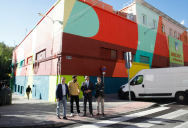 Hoy ha sido inaugurado en el Mercado Municipal de Villaverde Alto el primer mural del proyecto ‘Murales pO2r Madrid’, una iniciativa pionera que busca concienciar sobre la importancia del reciclaje, la economía circular y la mejora del entorno urbano. Este primer mural, titulado Corazón, ha sido realizado por el colectivo artístico madrileño Boa Mistura, y envuelve todo el recinto, incluida la azotea, con un total de 1.700 metros cuadrados de arte urbano. La propuesta no es solo un proyecto estético, sino que, a través de pinturas fotocatalíticas que absorben CO2 y lo transforman en oxígeno, contribuye activamente a la reducción de la contaminación en la ciudad. El mural es un símbolo de sostenibilidad que busca inspirar a los ciudadanos a adoptar prácticas más conscientes y responsables con el medio ambiente. Un mural que da vida al barrio El mural Corazón no es solo una obra visualmente imponente, sino también un reflejo del barrio en el que se encuentra. Para su creación, Boa Mistura realizó encuestas a comerciantes, vecinos y responsables del mercado, así como a los equipos de Limpieza y Residuos del Ayuntamiento de Madrid y Ecoembes. Con esta colaboración comunitaria, el equipo de artistas llegó al concepto central de la obra: el mercado como el corazón del barrio, un lugar que impulsa el ciclo de la vida local y que fortalece los lazos vecinales. El Mercado Municipal de Villaverde Alto es un punto de encuentro donde los pequeños comerciantes mantienen viva la economía local, creando un ciclo continuo que minimiza el impacto ambiental. Es el centro que impulsa la energía del barrio, y por eso, Corazón representa no solo la sostenibilidad y la economía circular, sino también la riqueza cultural y social de la comunidad. Una apuesta por la economía circular y el reciclaje Este mural forma parte de una campaña más amplia impulsada por el Ayuntamiento de Madrid y Ecoembes, que desde 1997 ha promovido el reciclaje de envases domésticos en España. ‘Murales pO2r Madrid’ es un museo al aire libre que busca convertir la ciudad en un referente internacional de la economía circular. A lo largo de los próximos meses, se irán desvelando nuevas localizaciones y murales, realizados por artistas de renombre, que transmitirán mensajes clave sobre la sostenibilidad y el reciclaje. Para la creación de estos murales, se han utilizado pinturas cero emisiones, garantizando una producción neutra de carbono. De este modo, además de embellecer el entorno, estas obras contribuyen a la reducción de la contaminación y fomentan la conciencia ambiental entre los ciudadanos. Un museo digital para una experiencia completa Además de disfrutar de estos murales en el espacio público, los ciudadanos podrán complementar su visita a través de una experiencia digital. Cada mural contará con un código QR que permitirá acceder a una exposición interactiva, donde se explicarán el significado y el proceso creativo de cada obra. En esta plataforma digital, los visitantes podrán explorar más a fondo los detalles de los murales y descubrir las historias detrás de ellos. Con la ayuda de prescriptores e influencers, se buscará amplificar el alcance del proyecto y atraer a un público más amplio, fomentando una mayor sensibilización sobre el reciclaje y la economía circular. Villaverde Alto, pionero en arte urbano sostenible El mural Corazón es solo el primero de una serie de intervenciones artísticas que transformarán las fachadas de diferentes distritos de Madrid. Villaverde Alto ha sido el elegido para estrenar este proyecto, que no solo embellece el barrio, sino que también refuerza el compromiso de sus vecinos con la sostenibilidad. Este enfoque artístico y colaborativo subraya la importancia de la responsabilidad colectiva en el cuidado de nuestro entorno. El trabajo de Boa Mistura, un equipo multidisciplinar de artistas con una vasta trayectoria en el espacio público, se ha destacado por su capacidad para transformar grandes superficies en mensajes visuales poderosos. En este caso, han creado una obra que simboliza el latido del barrio y su conexión con la economía circular y el reciclaje. El futuro de los murales en Madrid El proyecto ‘Murales pO2r Madrid’ continuará su expansión a otros barrios de la ciudad en los próximos meses. Con cada nuevo mural, Madrid refuerza su compromiso con la sostenibilidad y convierte sus calles en un museo al aire libre, accesible a todos los ciudadanos. El arte y la ecología se unen en esta campaña para inspirar a los madrileños a cuidar su entorno y adoptar hábitos de vida más responsables. Mientras tanto, el mural Corazón en Villaverde Alto ya ha comenzado a hacer su magia: no solo decora el mercado, sino que también purifica el aire y reduce temporalmente la contaminación en su entorno, gracias a las innovadoras pinturas fotocatalíticas empleadas. Con esta iniciativa, el Ayuntamiento de Madrid y Ecoembes demuestran una vez más que la creatividad puede ser una herramienta poderosa para el cambio social y medioambiental. Los murales no solo embellecen, sino que también educan e inspiran a los ciudadanos a tomar acción.