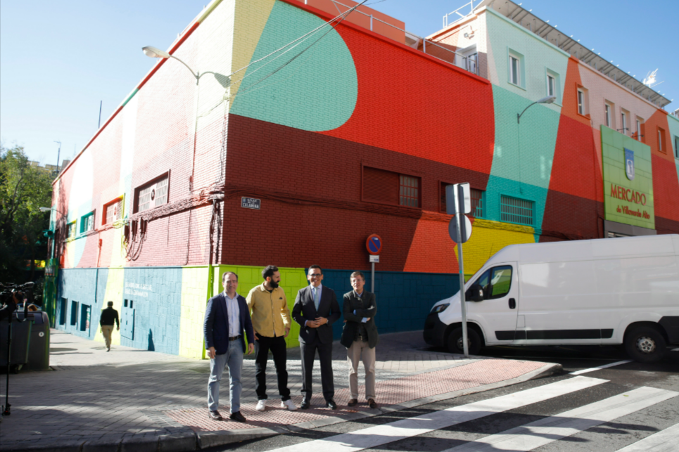 Hoy ha sido inaugurado en el Mercado Municipal de Villaverde Alto el primer mural del proyecto ‘Murales pO2r Madrid’, una iniciativa pionera que busca concienciar sobre la importancia del reciclaje, la economía circular y la mejora del entorno urbano. Este primer mural, titulado Corazón, ha sido realizado por el colectivo artístico madrileño Boa Mistura, y envuelve todo el recinto, incluida la azotea, con un total de 1.700 metros cuadrados de arte urbano. La propuesta no es solo un proyecto estético, sino que, a través de pinturas fotocatalíticas que absorben CO2 y lo transforman en oxígeno, contribuye activamente a la reducción de la contaminación en la ciudad. El mural es un símbolo de sostenibilidad que busca inspirar a los ciudadanos a adoptar prácticas más conscientes y responsables con el medio ambiente. Un mural que da vida al barrio El mural Corazón no es solo una obra visualmente imponente, sino también un reflejo del barrio en el que se encuentra. Para su creación, Boa Mistura realizó encuestas a comerciantes, vecinos y responsables del mercado, así como a los equipos de Limpieza y Residuos del Ayuntamiento de Madrid y Ecoembes. Con esta colaboración comunitaria, el equipo de artistas llegó al concepto central de la obra: el mercado como el corazón del barrio, un lugar que impulsa el ciclo de la vida local y que fortalece los lazos vecinales. El Mercado Municipal de Villaverde Alto es un punto de encuentro donde los pequeños comerciantes mantienen viva la economía local, creando un ciclo continuo que minimiza el impacto ambiental. Es el centro que impulsa la energía del barrio, y por eso, Corazón representa no solo la sostenibilidad y la economía circular, sino también la riqueza cultural y social de la comunidad. Una apuesta por la economía circular y el reciclaje Este mural forma parte de una campaña más amplia impulsada por el Ayuntamiento de Madrid y Ecoembes, que desde 1997 ha promovido el reciclaje de envases domésticos en España. ‘Murales pO2r Madrid’ es un museo al aire libre que busca convertir la ciudad en un referente internacional de la economía circular. A lo largo de los próximos meses, se irán desvelando nuevas localizaciones y murales, realizados por artistas de renombre, que transmitirán mensajes clave sobre la sostenibilidad y el reciclaje. Para la creación de estos murales, se han utilizado pinturas cero emisiones, garantizando una producción neutra de carbono. De este modo, además de embellecer el entorno, estas obras contribuyen a la reducción de la contaminación y fomentan la conciencia ambiental entre los ciudadanos. Un museo digital para una experiencia completa Además de disfrutar de estos murales en el espacio público, los ciudadanos podrán complementar su visita a través de una experiencia digital. Cada mural contará con un código QR que permitirá acceder a una exposición interactiva, donde se explicarán el significado y el proceso creativo de cada obra. En esta plataforma digital, los visitantes podrán explorar más a fondo los detalles de los murales y descubrir las historias detrás de ellos. Con la ayuda de prescriptores e influencers, se buscará amplificar el alcance del proyecto y atraer a un público más amplio, fomentando una mayor sensibilización sobre el reciclaje y la economía circular. Villaverde Alto, pionero en arte urbano sostenible El mural Corazón es solo el primero de una serie de intervenciones artísticas que transformarán las fachadas de diferentes distritos de Madrid. Villaverde Alto ha sido el elegido para estrenar este proyecto, que no solo embellece el barrio, sino que también refuerza el compromiso de sus vecinos con la sostenibilidad. Este enfoque artístico y colaborativo subraya la importancia de la responsabilidad colectiva en el cuidado de nuestro entorno. El trabajo de Boa Mistura, un equipo multidisciplinar de artistas con una vasta trayectoria en el espacio público, se ha destacado por su capacidad para transformar grandes superficies en mensajes visuales poderosos. En este caso, han creado una obra que simboliza el latido del barrio y su conexión con la economía circular y el reciclaje. El futuro de los murales en Madrid El proyecto ‘Murales pO2r Madrid’ continuará su expansión a otros barrios de la ciudad en los próximos meses. Con cada nuevo mural, Madrid refuerza su compromiso con la sostenibilidad y convierte sus calles en un museo al aire libre, accesible a todos los ciudadanos. El arte y la ecología se unen en esta campaña para inspirar a los madrileños a cuidar su entorno y adoptar hábitos de vida más responsables. Mientras tanto, el mural Corazón en Villaverde Alto ya ha comenzado a hacer su magia: no solo decora el mercado, sino que también purifica el aire y reduce temporalmente la contaminación en su entorno, gracias a las innovadoras pinturas fotocatalíticas empleadas. Con esta iniciativa, el Ayuntamiento de Madrid y Ecoembes demuestran una vez más que la creatividad puede ser una herramienta poderosa para el cambio social y medioambiental. Los murales no solo embellecen, sino que también educan e inspiran a los ciudadanos a tomar acción.