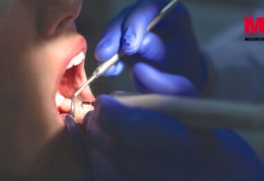 Descubre cómo la sedación consciente ayuda a pacientes con miedo al dentista a superar su ansiedad y recibir tratamiento dental sin dolor ni estrés.