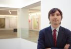 Nuevo director adjunto para una etapa clave El Real Patronato del Museo del Prado ha ratificado el nombramiento de un nuevo Director Adjunto de Conservación e Investigación. Alfonso Palacio, a propuesta del Director del museo, asume este cargo estratégico que refuerza la estructura de una de las instituciones culturales más emblemáticas de España. Esta decisión marca un paso importante en la gestión del museo, garantizando la continuidad de su excelencia en conservación e investigación. El anuncio se hizo oficial durante la reunión celebrada el 14 de noviembre de 2024, presidida por el Ministro de Cultura. En el encuentro se abordaron temas clave, como el crecimiento en el número de exposiciones, el fortalecimiento de programas educativos y sociales, y el notable aumento de visitantes. El museo se consolida así como un motor cultural de referencia en el país. Una transición bien planificada El nombramiento de Alfonso Palacio llega como parte de un proceso de transición iniciado meses atrás, tras la decisión de Andrés Úbeda, anterior Director Adjunto, de dejar su puesto para optar al cargo de Director de la Academia de Roma. Este relevo evidencia la capacidad del Prado para adaptarse a los cambios mientras mantiene su liderazgo cultural. Además, con Marina Chinchilla como Directora Adjunta de Administración, el equipo directivo del museo se completa de manera sólida, ofreciendo una combinación equilibrada de experiencia y visión estratégica. Impulso al crecimiento cultural Durante la reunión, el Ministro de Cultura destacó la importancia de instituciones como el Museo del Prado como ejemplo de liderazgo cultural en todo el territorio nacional. El museo no solo conserva el patrimonio artístico, sino que también inspira y promueve la cultura a nivel social y educativo. El informe presentado al Patronato pone en evidencia la creciente actividad del museo en áreas clave. La ampliación de exposiciones y proyectos educativos demuestra el compromiso de la institución con la difusión del arte y la historia, adaptándose a las demandas de una sociedad en constante evolución. Compromiso con la excelencia El nombramiento de Alfonso Palacio refuerza el compromiso del Prado con la excelencia en la investigación y conservación. Estos aspectos son esenciales para mantener el prestigio internacional del museo, que se erige como un referente en el cuidado y la difusión del patrimonio cultural. La elección de líderes competentes y con experiencia asegura que el Prado continúe siendo un ejemplo para otras instituciones culturales. Retos y oportunidades Con este cambio en su dirección, el Museo del Prado afronta nuevos retos y oportunidades. El creciente número de visitantes y actividades refleja la relevancia de esta institución como puente entre la tradición y la modernidad. A través de su trabajo constante en conservación e innovación, el museo seguirá desempeñando un papel crucial en la vida cultural del país. Una visión hacia el futuro El Real Patronato no solo ha sido testigo de este cambio en la dirección, sino que también ha reafirmado el rumbo estratégico del museo. La apuesta por una gestión eficiente y una programación innovadora posiciona al Prado como un espacio de referencia tanto a nivel nacional como internacional. El legado del museo se enriquece con cada decisión, cada exposición y cada proyecto educativo. La nueva dirección promete mantener vivo ese espíritu, asegurando que el arte y la cultura sigan siendo accesibles y relevantes para todos.