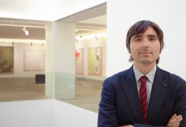 Nuevo director adjunto para una etapa clave El Real Patronato del Museo del Prado ha ratificado el nombramiento de un nuevo Director Adjunto de Conservación e Investigación. Alfonso Palacio, a propuesta del Director del museo, asume este cargo estratégico que refuerza la estructura de una de las instituciones culturales más emblemáticas de España. Esta decisión marca un paso importante en la gestión del museo, garantizando la continuidad de su excelencia en conservación e investigación. El anuncio se hizo oficial durante la reunión celebrada el 14 de noviembre de 2024, presidida por el Ministro de Cultura. En el encuentro se abordaron temas clave, como el crecimiento en el número de exposiciones, el fortalecimiento de programas educativos y sociales, y el notable aumento de visitantes. El museo se consolida así como un motor cultural de referencia en el país. Una transición bien planificada El nombramiento de Alfonso Palacio llega como parte de un proceso de transición iniciado meses atrás, tras la decisión de Andrés Úbeda, anterior Director Adjunto, de dejar su puesto para optar al cargo de Director de la Academia de Roma. Este relevo evidencia la capacidad del Prado para adaptarse a los cambios mientras mantiene su liderazgo cultural. Además, con Marina Chinchilla como Directora Adjunta de Administración, el equipo directivo del museo se completa de manera sólida, ofreciendo una combinación equilibrada de experiencia y visión estratégica. Impulso al crecimiento cultural Durante la reunión, el Ministro de Cultura destacó la importancia de instituciones como el Museo del Prado como ejemplo de liderazgo cultural en todo el territorio nacional. El museo no solo conserva el patrimonio artístico, sino que también inspira y promueve la cultura a nivel social y educativo. El informe presentado al Patronato pone en evidencia la creciente actividad del museo en áreas clave. La ampliación de exposiciones y proyectos educativos demuestra el compromiso de la institución con la difusión del arte y la historia, adaptándose a las demandas de una sociedad en constante evolución. Compromiso con la excelencia El nombramiento de Alfonso Palacio refuerza el compromiso del Prado con la excelencia en la investigación y conservación. Estos aspectos son esenciales para mantener el prestigio internacional del museo, que se erige como un referente en el cuidado y la difusión del patrimonio cultural. La elección de líderes competentes y con experiencia asegura que el Prado continúe siendo un ejemplo para otras instituciones culturales. Retos y oportunidades Con este cambio en su dirección, el Museo del Prado afronta nuevos retos y oportunidades. El creciente número de visitantes y actividades refleja la relevancia de esta institución como puente entre la tradición y la modernidad. A través de su trabajo constante en conservación e innovación, el museo seguirá desempeñando un papel crucial en la vida cultural del país. Una visión hacia el futuro El Real Patronato no solo ha sido testigo de este cambio en la dirección, sino que también ha reafirmado el rumbo estratégico del museo. La apuesta por una gestión eficiente y una programación innovadora posiciona al Prado como un espacio de referencia tanto a nivel nacional como internacional. El legado del museo se enriquece con cada decisión, cada exposición y cada proyecto educativo. La nueva dirección promete mantener vivo ese espíritu, asegurando que el arte y la cultura sigan siendo accesibles y relevantes para todos.