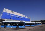 Un hito en la descarbonización del transporte El Ayuntamiento de Madrid ha dado un paso histórico con la inauguración de la primera hidrogenera de autobuses de Europa, ubicada en el Centro de Operaciones de EMT Madrid en Entrevías. Esta instalación pionera refuerza el compromiso de la ciudad con la sostenibilidad y coloca a la capital como referente en el uso de tecnologías limpias en el transporte público. Con una inversión total de 11,3 millones de euros, parcialmente financiada con fondos europeos FEDER, la hidrogenera cubre todo el ciclo del hidrógeno: producción, compresión, almacenamiento y distribución. Esta apuesta integral por el hidrógeno verde marca un antes y un después en la estrategia de descarbonización del transporte urbano en Madrid. Hidrógeno verde como motor del cambio La nueva hidrogenera, construida sobre una superficie de 49.618 m², es capaz de producir hidrógeno a partir de un proceso de electrólisis del agua, alimentado por 2.780 paneles fotovoltaicos que generan hasta 1,6 MWh de potencia. Este hidrógeno se utiliza para alimentar una flota inicial de diez autobuses cero emisiones, fabricados por la compañía portuguesa CaetanoBus. Cada autobús cuenta con cinco botellas de almacenamiento de hidrógeno que garantizan una autonomía de 280 kilómetros o 20 horas de servicio continuo. Además, su tiempo de recarga es inferior a diez minutos, lo que asegura una operación eficiente y competitiva frente a otras tecnologías de transporte. La instalación, desarrollada por EMT Madrid con tecnología nacional, incluye un electrolizador de tecnología PEM, tres tanques de almacenamiento y dos surtidores, todo diseñado para maximizar la eficiencia y reducir la huella ambiental del proceso. Con este proyecto, Madrid da un ejemplo claro de cómo integrar tecnología avanzada con infraestructuras sostenibles. Más allá de una apuesta tecnológica El proyecto no se limita al despliegue de infraestructuras. Forma parte de un plan estratégico más amplio que incluye la colaboración con el Centro Nacional del Hidrógeno (CNH2) para avanzar en la investigación y el desarrollo de tecnologías relacionadas con el hidrógeno. Esta iniciativa, enmarcada dentro de la estrategia Madrid 360, busca alcanzar la meta de una flota 100 % sostenible para 2030, con autobuses que no emitan gases contaminantes. Además, Madrid continúa posicionándose como líder en políticas de movilidad sostenible, marcando un camino que otras ciudades europeas podrían seguir. Una flota diseñada para la sostenibilidad Los autobuses de hidrógeno incorporados a la flota de EMT Madrid destacan por su diseño avanzado y sostenible. Estos vehículos incluyen baterías tipo LTO de 43,8 kWh y cumplen con la norma de carrozado de la empresa municipal, asegurando la homogeneidad con el resto de la flota. Además, están equipados con espejos retrovisores con cámaras para mayor seguridad. El coste de cada autobús asciende a 639.000 euros, de los cuales el 39,12 % está financiado por los fondos europeos NextGenerationEU. Esta inversión refleja un compromiso claro por parte de Madrid para liderar el cambio hacia un transporte público limpio y eficiente. Innovación respaldada por experiencia Aunque esta hidrogenera es un proyecto único en Europa, Madrid ya tiene experiencia con el hidrógeno como combustible alternativo. Entre 2002 y 2006, EMT Madrid participó en los proyectos europeos City Cell y HyFleet , siendo pionera en España en la circulación de autobuses de pila de combustible. Este nuevo proyecto no solo aprovecha la experiencia acumulada, sino que lleva la tecnología un paso más allá, integrando energías renovables y ampliando el alcance de su impacto positivo en el medio ambiente. Un modelo para el futuro La inauguración de la hidrogenera en Entrevías es mucho más que un logro técnico; es un símbolo de cómo las políticas públicas pueden impulsar un cambio transformador hacia un modelo de movilidad sostenible. La tecnología de hidrógeno no solo reduce las emisiones contaminantes, sino que también crea un impacto positivo en la salud pública y en la calidad de vida de los ciudadanos. Este enfoque integral posiciona a Madrid como líder en innovación y sostenibilidad dentro de Europa. Madrid 360 hacia un transporte sin emisiones El transporte público sostenible es un eje fundamental del Plan Estratégico de EMT Madrid hasta 2025. La incorporación del hidrógeno verde se suma a otros proyectos de electrificación y eficiencia energética que buscan transformar el modelo de movilidad de la ciudad. Con la meta de una flota cero emisiones para 2030, Madrid reafirma su compromiso con las políticas de transporte sostenible y con la lucha contra el cambio climático. La hidrogenera de Entrevías no solo es un hito tecnológico, sino también una declaración de intenciones para construir una ciudad más limpia y habitable.