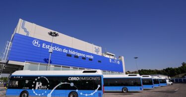 Un hito en la descarbonización del transporte El Ayuntamiento de Madrid ha dado un paso histórico con la inauguración de la primera hidrogenera de autobuses de Europa, ubicada en el Centro de Operaciones de EMT Madrid en Entrevías. Esta instalación pionera refuerza el compromiso de la ciudad con la sostenibilidad y coloca a la capital como referente en el uso de tecnologías limpias en el transporte público. Con una inversión total de 11,3 millones de euros, parcialmente financiada con fondos europeos FEDER, la hidrogenera cubre todo el ciclo del hidrógeno: producción, compresión, almacenamiento y distribución. Esta apuesta integral por el hidrógeno verde marca un antes y un después en la estrategia de descarbonización del transporte urbano en Madrid. Hidrógeno verde como motor del cambio La nueva hidrogenera, construida sobre una superficie de 49.618 m², es capaz de producir hidrógeno a partir de un proceso de electrólisis del agua, alimentado por 2.780 paneles fotovoltaicos que generan hasta 1,6 MWh de potencia. Este hidrógeno se utiliza para alimentar una flota inicial de diez autobuses cero emisiones, fabricados por la compañía portuguesa CaetanoBus. Cada autobús cuenta con cinco botellas de almacenamiento de hidrógeno que garantizan una autonomía de 280 kilómetros o 20 horas de servicio continuo. Además, su tiempo de recarga es inferior a diez minutos, lo que asegura una operación eficiente y competitiva frente a otras tecnologías de transporte. La instalación, desarrollada por EMT Madrid con tecnología nacional, incluye un electrolizador de tecnología PEM, tres tanques de almacenamiento y dos surtidores, todo diseñado para maximizar la eficiencia y reducir la huella ambiental del proceso. Con este proyecto, Madrid da un ejemplo claro de cómo integrar tecnología avanzada con infraestructuras sostenibles. Más allá de una apuesta tecnológica El proyecto no se limita al despliegue de infraestructuras. Forma parte de un plan estratégico más amplio que incluye la colaboración con el Centro Nacional del Hidrógeno (CNH2) para avanzar en la investigación y el desarrollo de tecnologías relacionadas con el hidrógeno. Esta iniciativa, enmarcada dentro de la estrategia Madrid 360, busca alcanzar la meta de una flota 100 % sostenible para 2030, con autobuses que no emitan gases contaminantes. Además, Madrid continúa posicionándose como líder en políticas de movilidad sostenible, marcando un camino que otras ciudades europeas podrían seguir. Una flota diseñada para la sostenibilidad Los autobuses de hidrógeno incorporados a la flota de EMT Madrid destacan por su diseño avanzado y sostenible. Estos vehículos incluyen baterías tipo LTO de 43,8 kWh y cumplen con la norma de carrozado de la empresa municipal, asegurando la homogeneidad con el resto de la flota. Además, están equipados con espejos retrovisores con cámaras para mayor seguridad. El coste de cada autobús asciende a 639.000 euros, de los cuales el 39,12 % está financiado por los fondos europeos NextGenerationEU. Esta inversión refleja un compromiso claro por parte de Madrid para liderar el cambio hacia un transporte público limpio y eficiente. Innovación respaldada por experiencia Aunque esta hidrogenera es un proyecto único en Europa, Madrid ya tiene experiencia con el hidrógeno como combustible alternativo. Entre 2002 y 2006, EMT Madrid participó en los proyectos europeos City Cell y HyFleet , siendo pionera en España en la circulación de autobuses de pila de combustible. Este nuevo proyecto no solo aprovecha la experiencia acumulada, sino que lleva la tecnología un paso más allá, integrando energías renovables y ampliando el alcance de su impacto positivo en el medio ambiente. Un modelo para el futuro La inauguración de la hidrogenera en Entrevías es mucho más que un logro técnico; es un símbolo de cómo las políticas públicas pueden impulsar un cambio transformador hacia un modelo de movilidad sostenible. La tecnología de hidrógeno no solo reduce las emisiones contaminantes, sino que también crea un impacto positivo en la salud pública y en la calidad de vida de los ciudadanos. Este enfoque integral posiciona a Madrid como líder en innovación y sostenibilidad dentro de Europa. Madrid 360 hacia un transporte sin emisiones El transporte público sostenible es un eje fundamental del Plan Estratégico de EMT Madrid hasta 2025. La incorporación del hidrógeno verde se suma a otros proyectos de electrificación y eficiencia energética que buscan transformar el modelo de movilidad de la ciudad. Con la meta de una flota cero emisiones para 2030, Madrid reafirma su compromiso con las políticas de transporte sostenible y con la lucha contra el cambio climático. La hidrogenera de Entrevías no solo es un hito tecnológico, sino también una declaración de intenciones para construir una ciudad más limpia y habitable.