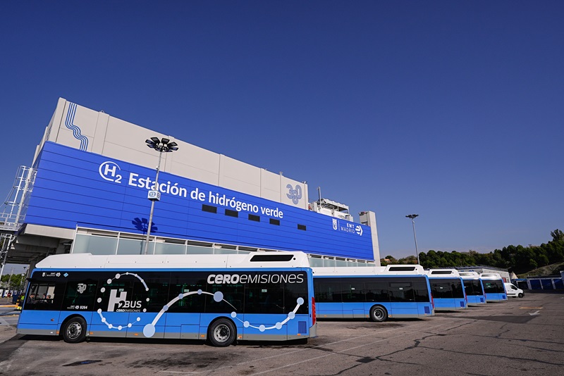 Un hito en la descarbonización del transporte El Ayuntamiento de Madrid ha dado un paso histórico con la inauguración de la primera hidrogenera de autobuses de Europa, ubicada en el Centro de Operaciones de EMT Madrid en Entrevías. Esta instalación pionera refuerza el compromiso de la ciudad con la sostenibilidad y coloca a la capital como referente en el uso de tecnologías limpias en el transporte público. Con una inversión total de 11,3 millones de euros, parcialmente financiada con fondos europeos FEDER, la hidrogenera cubre todo el ciclo del hidrógeno: producción, compresión, almacenamiento y distribución. Esta apuesta integral por el hidrógeno verde marca un antes y un después en la estrategia de descarbonización del transporte urbano en Madrid. Hidrógeno verde como motor del cambio La nueva hidrogenera, construida sobre una superficie de 49.618 m², es capaz de producir hidrógeno a partir de un proceso de electrólisis del agua, alimentado por 2.780 paneles fotovoltaicos que generan hasta 1,6 MWh de potencia. Este hidrógeno se utiliza para alimentar una flota inicial de diez autobuses cero emisiones, fabricados por la compañía portuguesa CaetanoBus. Cada autobús cuenta con cinco botellas de almacenamiento de hidrógeno que garantizan una autonomía de 280 kilómetros o 20 horas de servicio continuo. Además, su tiempo de recarga es inferior a diez minutos, lo que asegura una operación eficiente y competitiva frente a otras tecnologías de transporte. La instalación, desarrollada por EMT Madrid con tecnología nacional, incluye un electrolizador de tecnología PEM, tres tanques de almacenamiento y dos surtidores, todo diseñado para maximizar la eficiencia y reducir la huella ambiental del proceso. Con este proyecto, Madrid da un ejemplo claro de cómo integrar tecnología avanzada con infraestructuras sostenibles. Más allá de una apuesta tecnológica El proyecto no se limita al despliegue de infraestructuras. Forma parte de un plan estratégico más amplio que incluye la colaboración con el Centro Nacional del Hidrógeno (CNH2) para avanzar en la investigación y el desarrollo de tecnologías relacionadas con el hidrógeno. Esta iniciativa, enmarcada dentro de la estrategia Madrid 360, busca alcanzar la meta de una flota 100 % sostenible para 2030, con autobuses que no emitan gases contaminantes. Además, Madrid continúa posicionándose como líder en políticas de movilidad sostenible, marcando un camino que otras ciudades europeas podrían seguir. Una flota diseñada para la sostenibilidad Los autobuses de hidrógeno incorporados a la flota de EMT Madrid destacan por su diseño avanzado y sostenible. Estos vehículos incluyen baterías tipo LTO de 43,8 kWh y cumplen con la norma de carrozado de la empresa municipal, asegurando la homogeneidad con el resto de la flota. Además, están equipados con espejos retrovisores con cámaras para mayor seguridad. El coste de cada autobús asciende a 639.000 euros, de los cuales el 39,12 % está financiado por los fondos europeos NextGenerationEU. Esta inversión refleja un compromiso claro por parte de Madrid para liderar el cambio hacia un transporte público limpio y eficiente. Innovación respaldada por experiencia Aunque esta hidrogenera es un proyecto único en Europa, Madrid ya tiene experiencia con el hidrógeno como combustible alternativo. Entre 2002 y 2006, EMT Madrid participó en los proyectos europeos City Cell y HyFleet , siendo pionera en España en la circulación de autobuses de pila de combustible. Este nuevo proyecto no solo aprovecha la experiencia acumulada, sino que lleva la tecnología un paso más allá, integrando energías renovables y ampliando el alcance de su impacto positivo en el medio ambiente. Un modelo para el futuro La inauguración de la hidrogenera en Entrevías es mucho más que un logro técnico; es un símbolo de cómo las políticas públicas pueden impulsar un cambio transformador hacia un modelo de movilidad sostenible. La tecnología de hidrógeno no solo reduce las emisiones contaminantes, sino que también crea un impacto positivo en la salud pública y en la calidad de vida de los ciudadanos. Este enfoque integral posiciona a Madrid como líder en innovación y sostenibilidad dentro de Europa. Madrid 360 hacia un transporte sin emisiones El transporte público sostenible es un eje fundamental del Plan Estratégico de EMT Madrid hasta 2025. La incorporación del hidrógeno verde se suma a otros proyectos de electrificación y eficiencia energética que buscan transformar el modelo de movilidad de la ciudad. Con la meta de una flota cero emisiones para 2030, Madrid reafirma su compromiso con las políticas de transporte sostenible y con la lucha contra el cambio climático. La hidrogenera de Entrevías no solo es un hito tecnológico, sino también una declaración de intenciones para construir una ciudad más limpia y habitable.