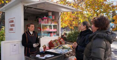 Los puestos de castañas: tradición y aroma navideño en Madrid