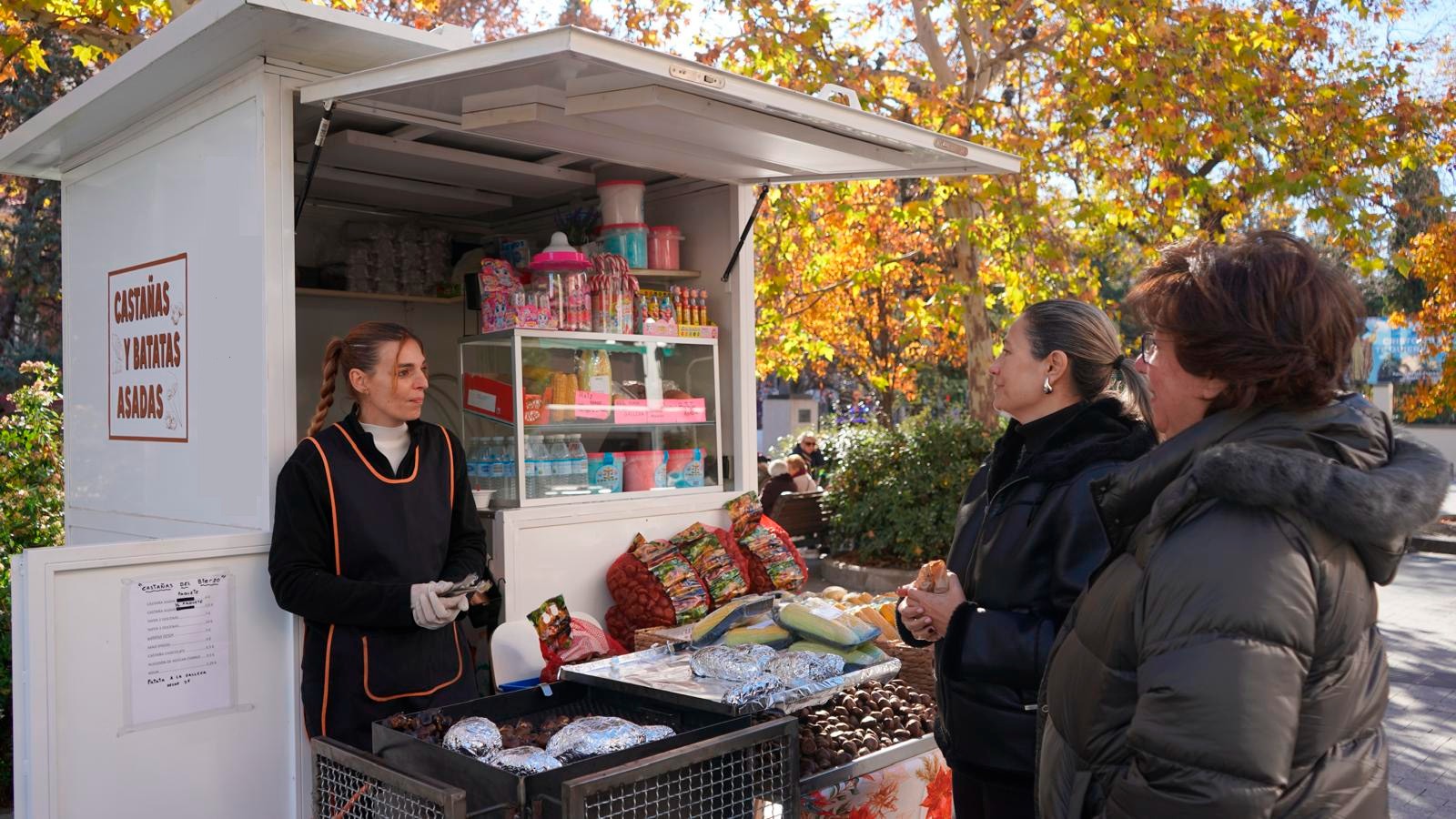 Los puestos de castañas: tradición y aroma navideño en Madrid