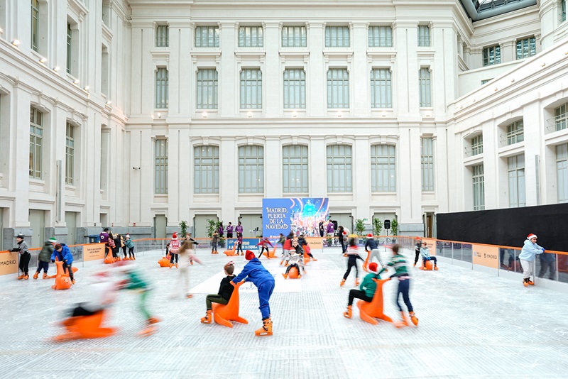 Navidad en Madrid patinaje sobre hielo y tradición en el Palacio de Cibeles y Matadero