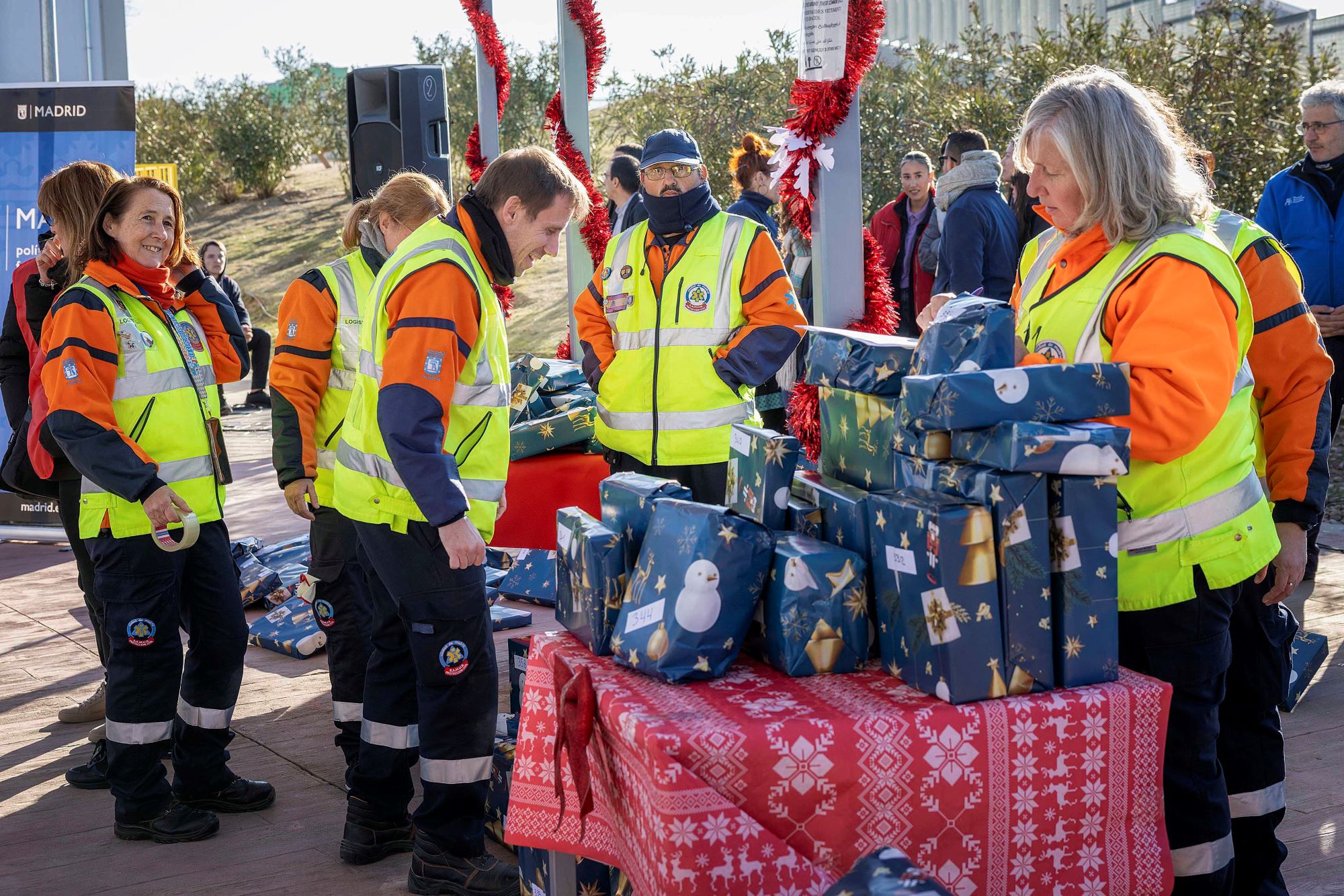 El Ayuntamiento de Madrid entrega juguetes por Navidad a los menores acogidos en el Centro de Emergencia Temporal Las Caracolas