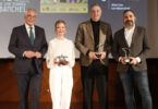 María Esteve con el premio Puente de Toledo