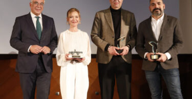 María Esteve con el premio Puente de Toledo