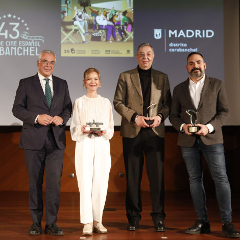 María Esteve con el premio Puente de Toledo