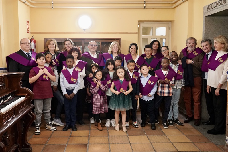 Sanz impone las tradicionales becas de residente a los 12 nuevos niños de San Ildefonso