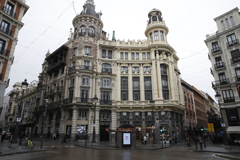 construir un teatro-hotel en tres edificios protegidos de la plaza de Canalejas