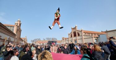 El popular manteo del pelele y las murgas y chirigotas protagonizan la programación del domingo de carnaval