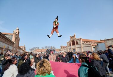 El popular manteo del pelele y las murgas y chirigotas protagonizan la programación del domingo de carnaval