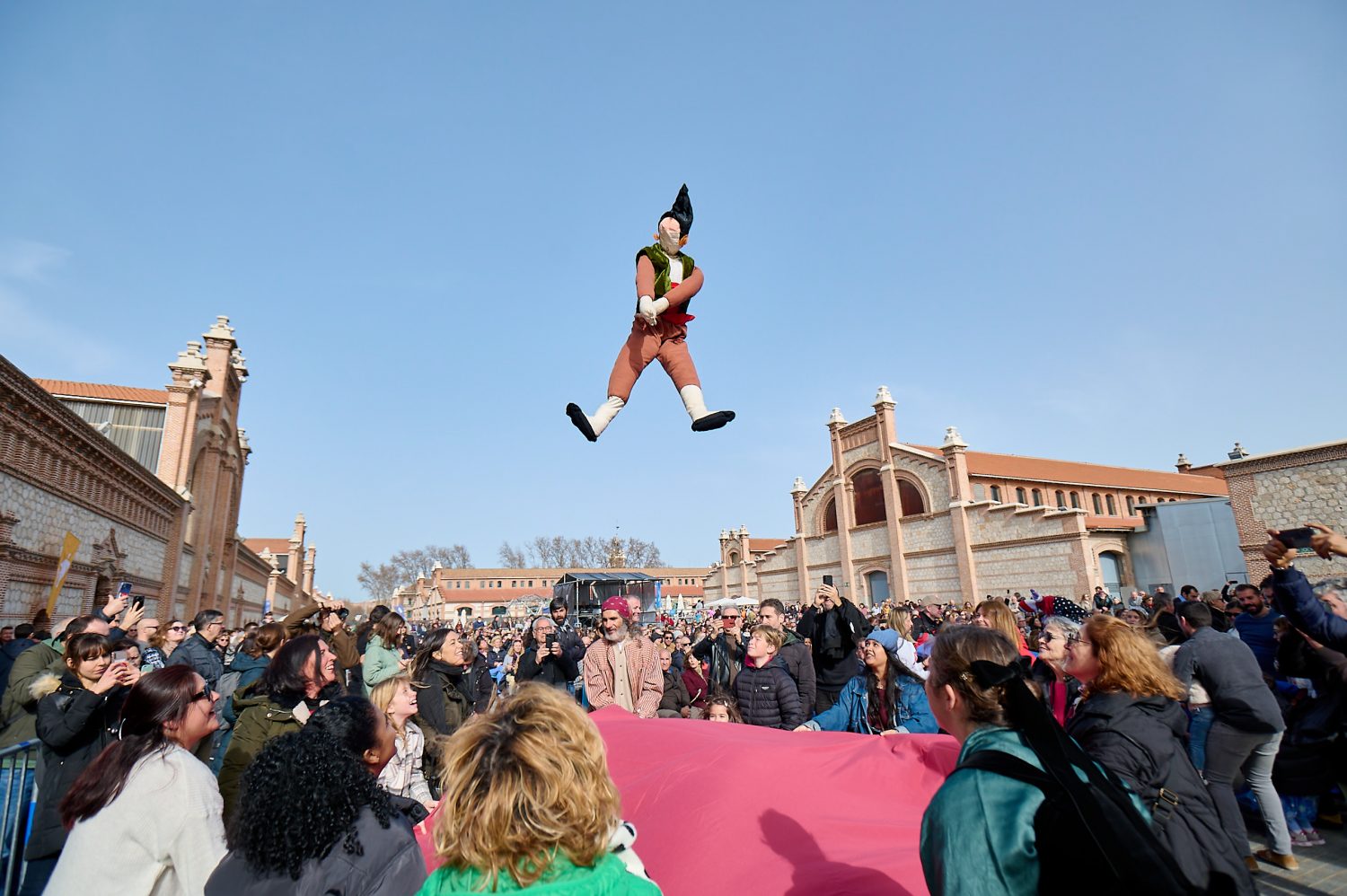 El popular manteo del pelele y las murgas y chirigotas protagonizan la programación del domingo de carnaval