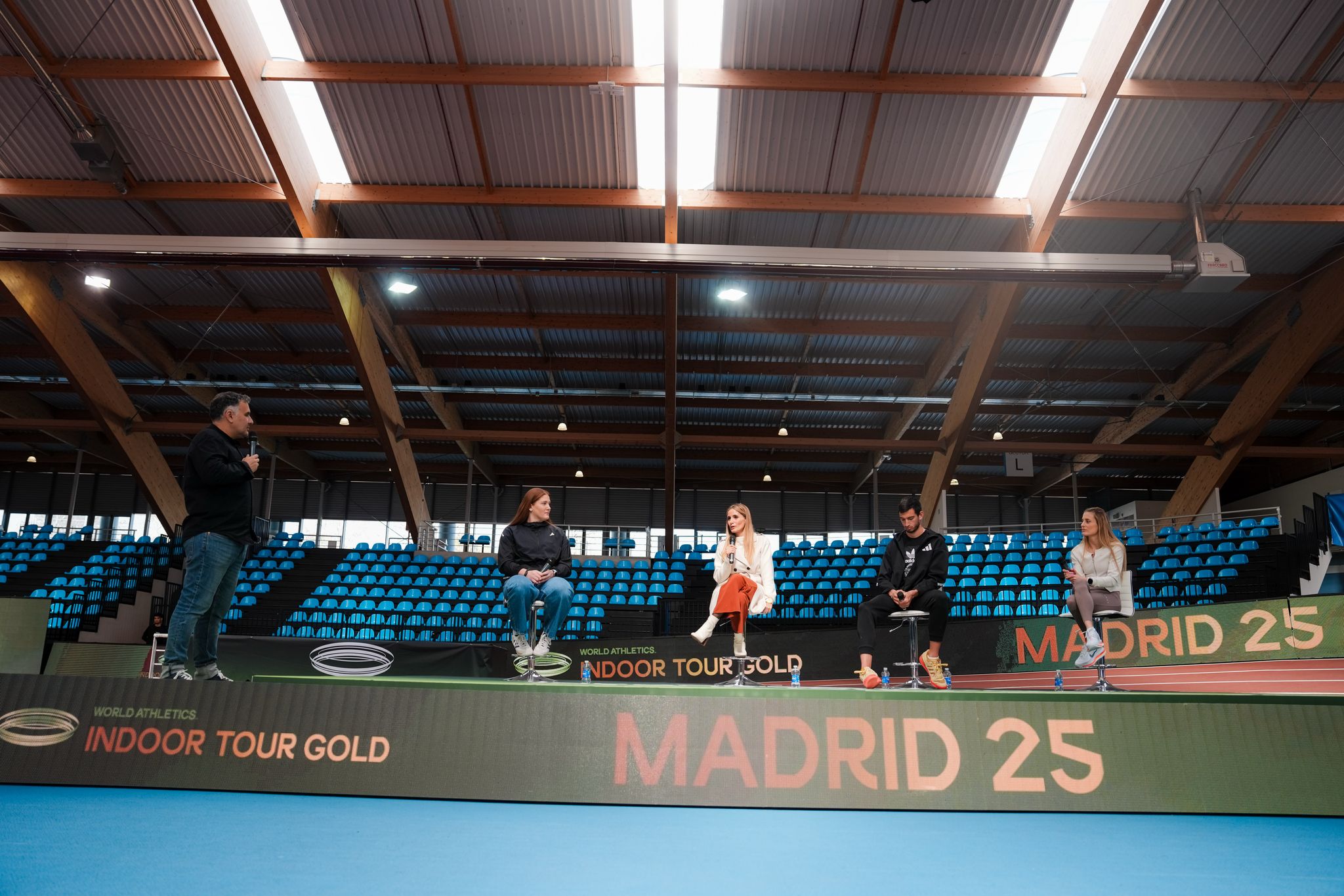 La renovada pista cubierta del Centro Deportivo Municipal Gallur acoge World Indoor Tour Gold