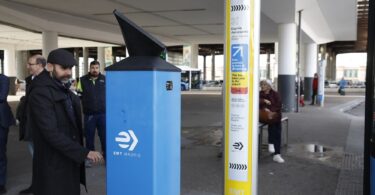 nuevos tótems de venta de billetes en la línea Exprés Aeropuerto