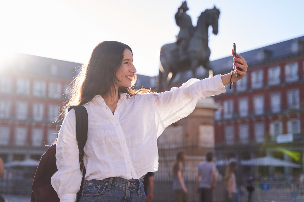 El turismo en España ha vuelto a batir récords en 2024. Con 93,8 millones de turistas internacionales, el país no solo ha superado las cifras previas a la pandemia, sino que también ha registrado un incremento del 10,1 % respecto a 2023. Además, el gasto de los visitantes alcanzó los 126.282 millones de euros, un 16,1 % más que el año anterior. Este crecimiento ha impulsado también el auge de plataformas y medios digitales que informan a turistas y locales sobre la vida en la ciudad. En Madrid, Sol.Madrid se esta consolidando como un referente para descubrir los eventos, novedades y planes imprescindibles en la capital. Gracias a este tipo de plataformas, tanto visitantes como residentes pueden conocer de primera mano los mejores negocios, desde restaurantes y bares hasta tiendas y experiencias únicas destacando lo mejor valorados de Madrid y ayudando a quienes buscan calidad y autenticidad en su visita a la ciudad. Madrid y su crecimiento imparable La capital española atrajo a 8,8 millones de turistas, un 12,5 % más que en 2023. Este crecimiento consolida a Madrid como uno de los destinos urbanos más importantes de Europa, reforzado por su oferta cultural, gastronómica y de ocio. Además, la ciudad ha sido elegida como la segunda mejor del mundo para el turismo urbano en 2024. ¿De dónde vienen los turistas? El Reino Unido sigue siendo el principal mercado emisor con 12,9 millones de visitantes, un 6,6 % más que en 2023. También es el país cuyos turistas más dinero dejaron en España, con 22.602 millones de euros gastados, un 13,5 % más que el año anterior. Otros países con grandes incrementos en número de visitantes fueron: Francia: 12,9 millones (+10,3 %) Alemania: 11,9 millones (+8,6 %) Estados Unidos: 4,2 millones (+11,2 %) Asia: crecimiento del 14,2 %, consolidándose como un mercado emergente clave. Las comunidades más visitadas En cuanto a los destinos dentro de España, Cataluña sigue liderando el ranking con 19,9 millones de turistas (+9,7 %). Le siguen: Baleares: 15,3 millones (+6,1 %) Canarias: 15,2 millones (+9,1 %) Andalucía: 13,5 millones (+11,5 %) Comunidad Valenciana: 11,9 millones (+14 %), la región con mayor crecimiento interanual. Madrid, con 8,8 millones de turistas, se consolida como un destino urbano clave, y el resto de comunidades crecieron en conjunto un 10,6 %. Gasto y alojamiento Los turistas no solo han venido en mayor cantidad, sino que también han gastado más. En diciembre, el gasto medio por turista fue de 1.441 euros, un 5,9 % más que en 2023, con un gasto diario de 159 euros (+6,4 %). La estancia media fue de 9,1 días. Respecto a la forma de alojamiento: 77,3 millones de turistas usaron alojamiento de mercado (hoteles, apartamentos, etc.), un 10,1 % más. 16,5 millones optaron por alojamiento no comercial (casas propias, de familiares o amigos), un 10,4 % más. Las comunidades con mayor gasto total fueron: Cataluña: 23.745 millones de euros (+11,8 %) Canarias: 22.887 millones (+12,6 %) Baleares: 20.052 millones (+13,3 %) El turismo en diciembre: cierre fuerte del año El último mes del año también dejó cifras positivas. 5,3 millones de turistas visitaron España en diciembre, con un gasto total de 7.589 millones de euros (+7 %). Entre los principales mercados emisores estuvieron Reino Unido, Francia y Alemania. Canarias fue el destino preferido, con el 27,5 % de las llegadas, seguida por Cataluña (20,4 %) y Andalucía (12,9 %). Perspectivas para 2025 Las cifras récord de 2024 confirman que España sigue siendo un destino turístico de referencia mundial. El crecimiento del turismo estadounidense y asiático, junto con el auge de Madrid como destino urbano, suponen un impulso clave para el sector. Con estas tendencias, 2025 se presenta con un escenario optimista, donde la diversificación de mercados y el incremento del gasto turístico pueden seguir reforzando la economía del país.