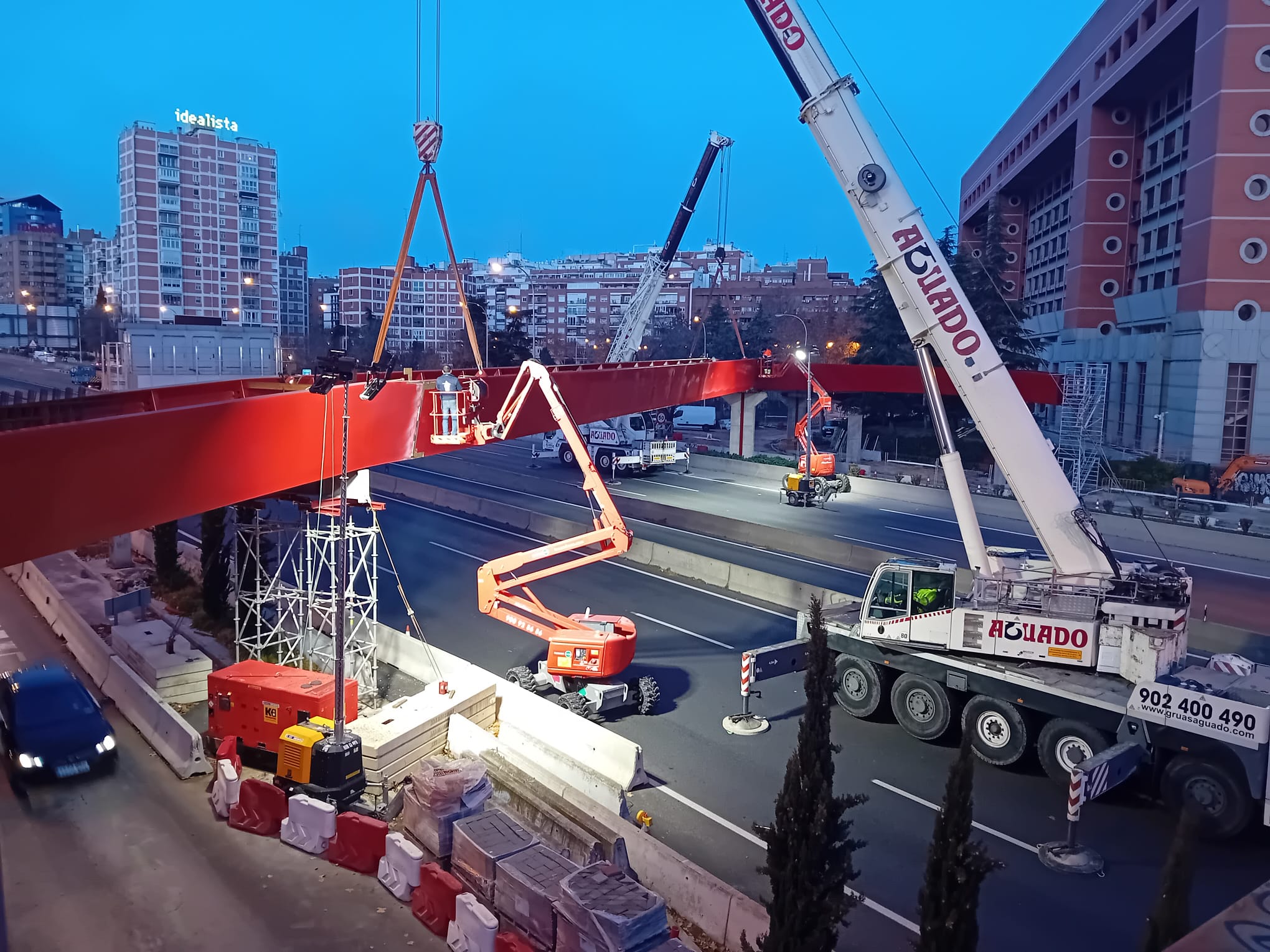 El Ayuntamiento instalará este fin de semana el penúltimo tramo de la nueva pasarela peatonal sobre la A-2