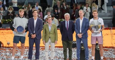 Almeida entrega el trofeo del Mutua Madrid Open