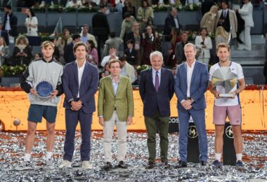 Almeida entrega el trofeo del Mutua Madrid Open
