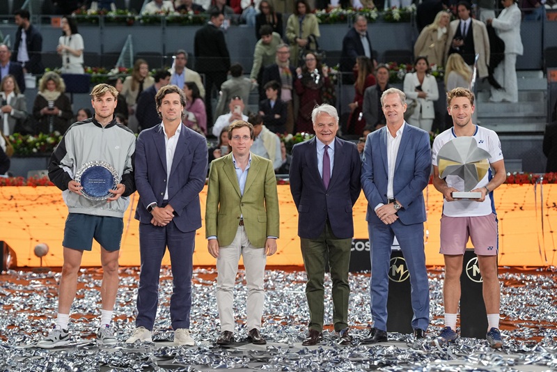 Almeida entrega el trofeo del Mutua Madrid Open