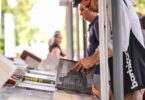 Almeida invita a los madrileños a disfrutar de la lectura en la Feria del Libro