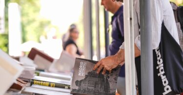 Almeida invita a los madrileños a disfrutar de la lectura en la Feria del Libro