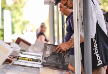Almeida invita a los madrileños a disfrutar de la lectura en la Feria del Libro