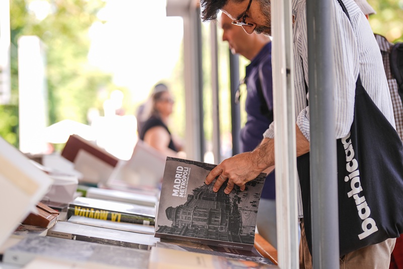 Almeida invita a los madrileños a disfrutar de la lectura en la Feria del Libro