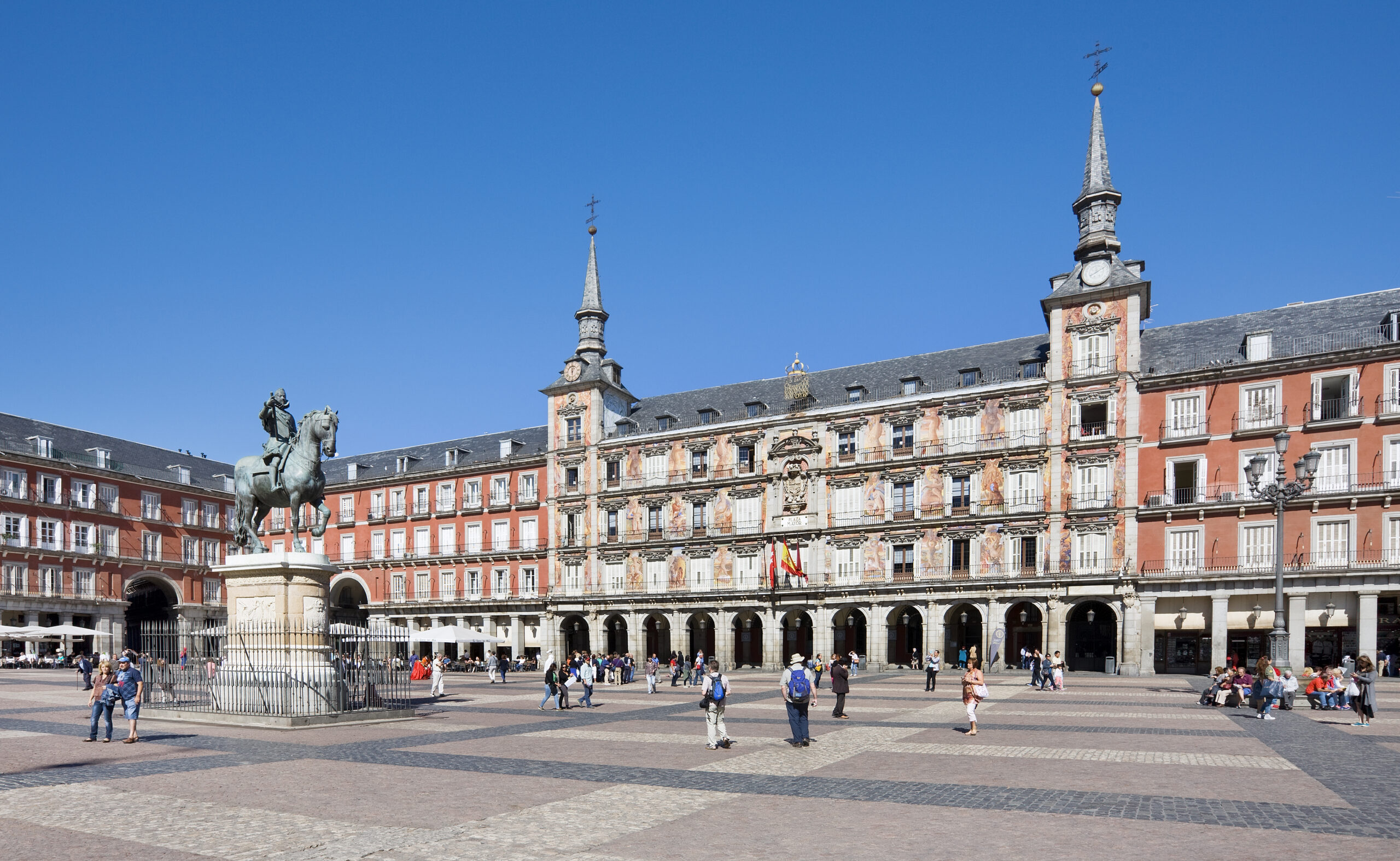 El Ayuntamiento da a conocer el Plan Director de la plaza Mayor para garantizar su protección