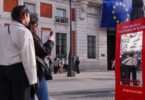 La Comunidad de Madrid reparte 1.700 carteles-espejo para concienciar a la juventud sobre el efecto nocivo de las drogas
