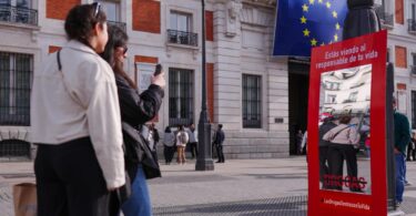 La Comunidad de Madrid reparte 1.700 carteles-espejo para concienciar a la juventud sobre el efecto nocivo de las drogas