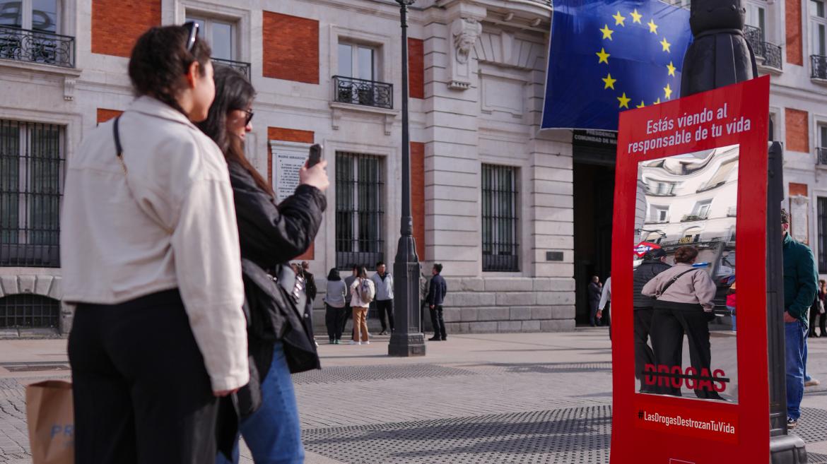 La Comunidad de Madrid reparte 1.700 carteles-espejo para concienciar a la juventud sobre el efecto nocivo de las drogas