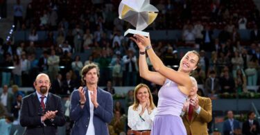 Maíllo entrega a Aryna Sabalenka el trofeo como ganadora del Mutua Madrid Open