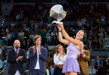 Maíllo entrega a Aryna Sabalenka el trofeo como ganadora del Mutua Madrid Open