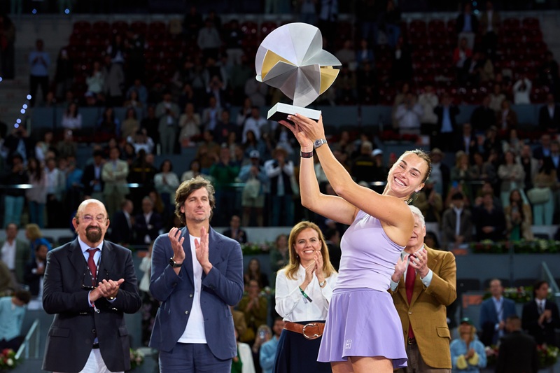 Maíllo entrega a Aryna Sabalenka el trofeo como ganadora del Mutua Madrid Open
