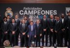 Almeida felicita a los jugadores del Real Madrid de baloncesto