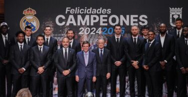 Almeida felicita a los jugadores del Real Madrid de baloncesto