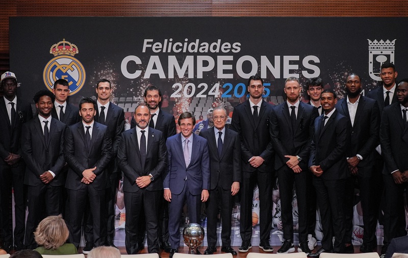 Almeida felicita a los jugadores del Real Madrid de baloncesto