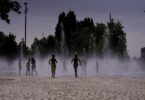 Los madrileños pueden disfrutar desde hoy de la playa de Madrid Río