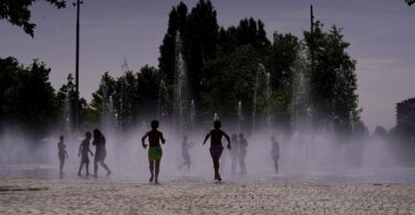 Los madrileños pueden disfrutar desde hoy de la playa de Madrid Río